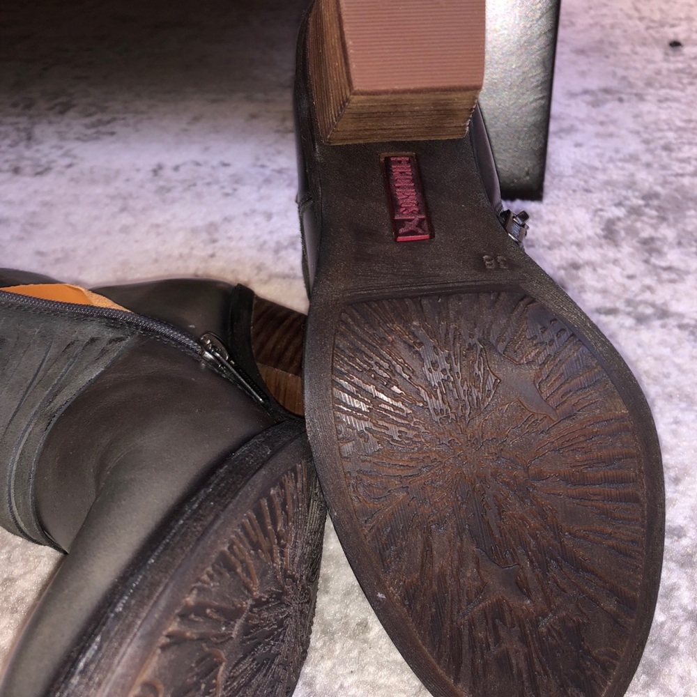 Boots - Picture 4 of 5